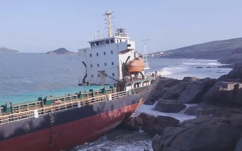 Tháo dỡ tàu hàng Mông Cổ bị mắc cạn ở vùng biển Quy Nhơn