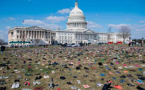 Biểu tình bằng 7.000 đôi giày phản đối súng đạn tại Mỹ