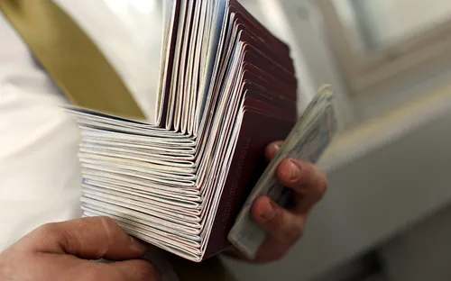 EU cảnh báo siết chặt cấp thị thực ngăn di cư