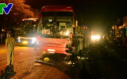 Quảng Ngãi: Xe khách "húc" ô tô bán tải, 3 người thương vong