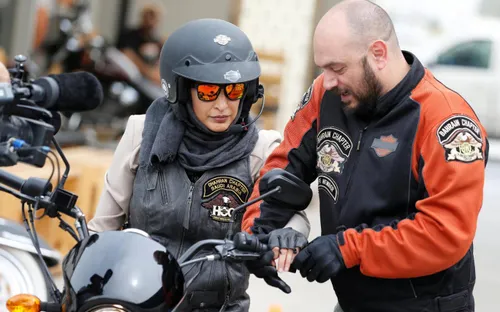 Được quyền lái xe, nhiều phụ nữ Saudi Arabia háo hức đi sắm motor