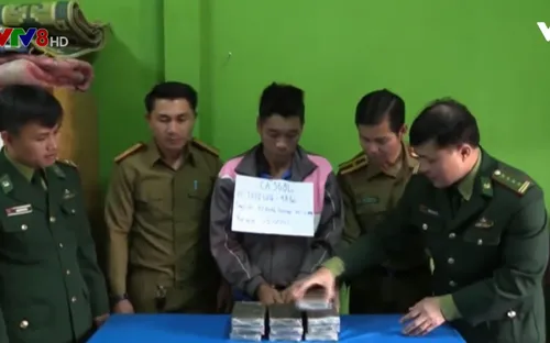 Nghệ An: Bắt đối tượng người Lào vận chuyển 10 bánh ma túy