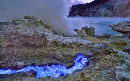 Núi lửa ở Indonesia phun khí độc, 30 người nhập viện