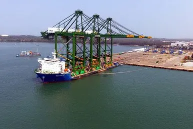 Doosan Vina xuất khẩu cẩu trục chạy ray bốc dỡ container sang Ấn Độ