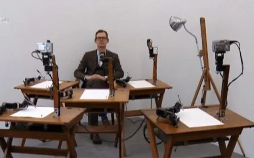 Robot phác họa thần thái của con người trên giấy