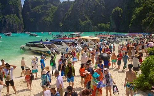 Thái Lan đóng cửa bãi biển do quá tải du khách