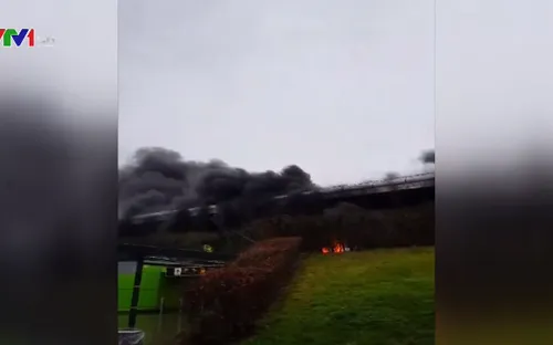 Xe bus cháy ngùn ngụt tại sân bay London, tất cả các chuyến bay bị hủy