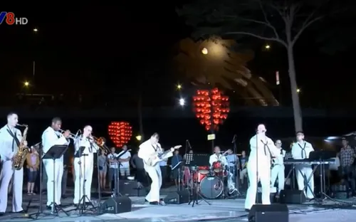 Đoàn thủy thủ tàu USS Carl Vinson biểu diễn âm nhạc tại Đà Nẵng