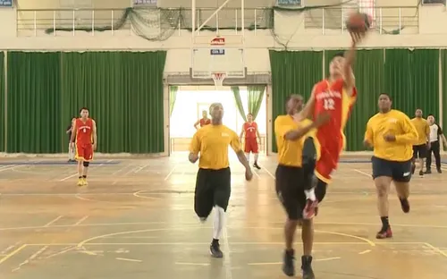 Sôi nổi trận giao lưu bóng rổ giữa thủy thủ tàu USS Carl Vinson và Đại học Đà Nẵng