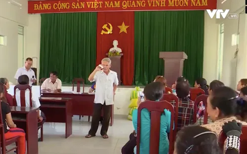 Người dân bức xúc vì cán bộ được nhận tiền hỗ trợ sau bão số 12