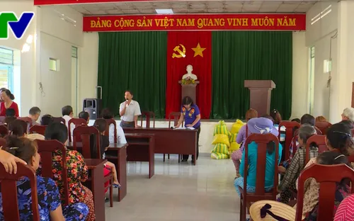 Khánh Hòa: Trưởng thôn trao trả lại cho người dân hàng chục suất quà hỗ trợ sau bão số 12