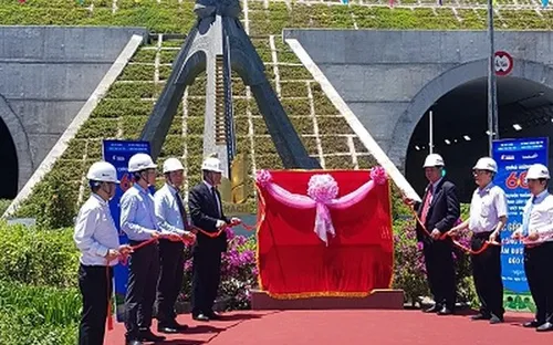 Gắn biển công trình chào mừng truyền thống ngành xây dựng cho hầm đường bộ Đèo Cả