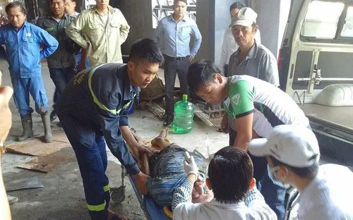 Sập giàn giáo công trình, 2 công nhân bị thương