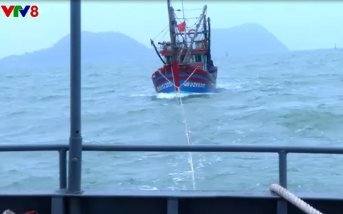 Nghệ An: Tiếp nhận và lai dắt tàu cá cùng 6 ngư dân Quảng Bình bị nạn trên biển vào bờ an toàn