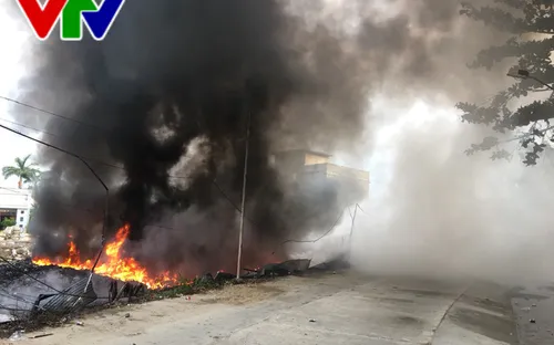 Nha Trang: Cháy lớn vựa phế liệu, hàng trăm học sinh phải nghỉ học