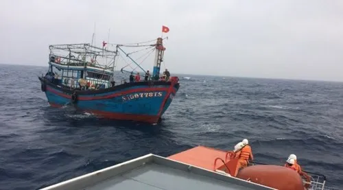 Cứu hộ thành công 13 ngư dân tàu cá Nghệ An bị trôi dạt trên biển nhiều giờ