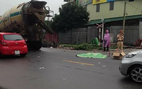 Xe trộn bê tông cán tử vong hai người tại Hà Nội