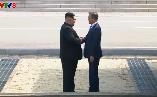 [Video] Cú bắt tay lịch sử mang tính biểu tượng giữa lãnh đạo Triều Tiên và Hàn Quốc