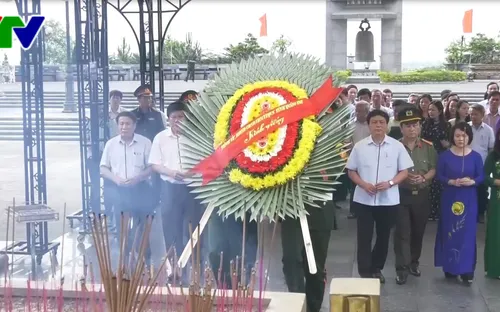 Lãnh đạo tỉnh Quảng Trị dâng hương các nghĩa trang liệt sỹ