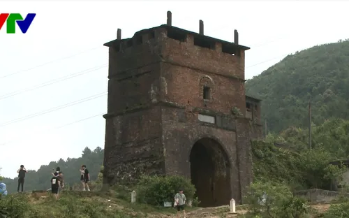 Ô nhiễm, bát nháo - Danh thắng Hải Vân Quan bị "quá tải"