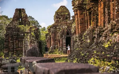 Dịch văn bia tiếng Phạn tại Di sản Văn hóa thế giới Mỹ Sơn sang tiếng Việt và Anh