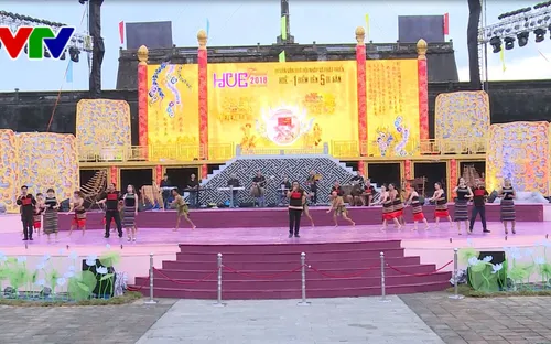 Đoàn ca múa nhạc dân tộc Đắk Lắk biểu diễn tại Festival Huế 2018