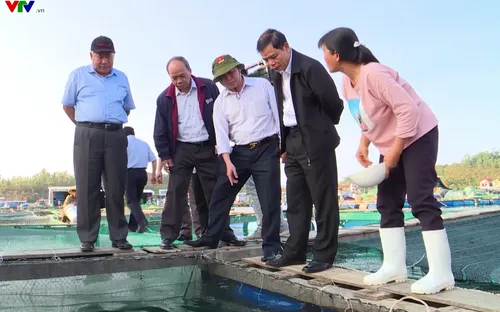 Bộ trưởng Bộ NN & PTNT thăm các hộ nuôi trồng thủy sản tại Khánh Hòa