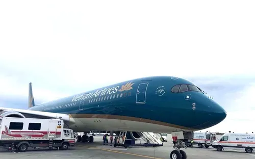 Máy bay Vietnam Airlines hạ cánh khẩn cấp ở Romania cấp cứu hành khách