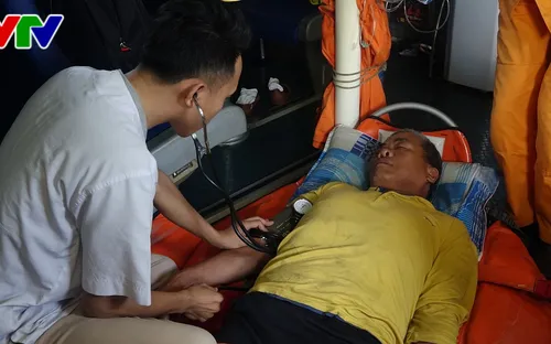 Đà Nẵng: Đưa ngư dân nghi bị tai biến mạch máu não trên vùng biển Hoàng Sa về bờ điều trị
