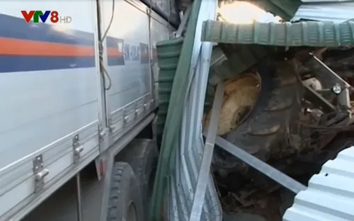 Lâm Đồng: Xe tải tông sập nhà dân, 4 người trong nhà thoát chết trong gang tấc