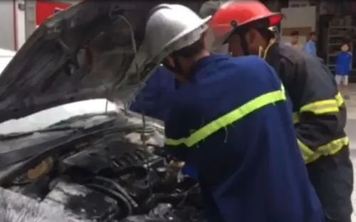 Đà Nẵng: Cháy ô tô trước cổng trường tiểu học Phù Đổng