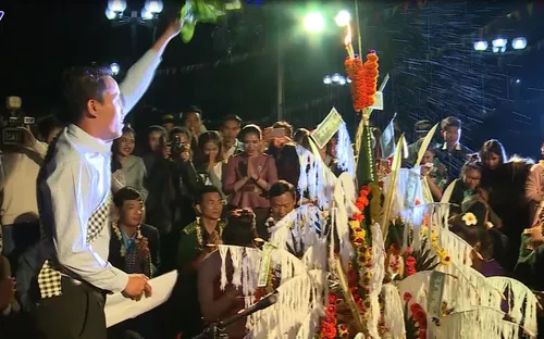 500 bạn trẻ Lào đón Tết Bunpimay trên đất Huế