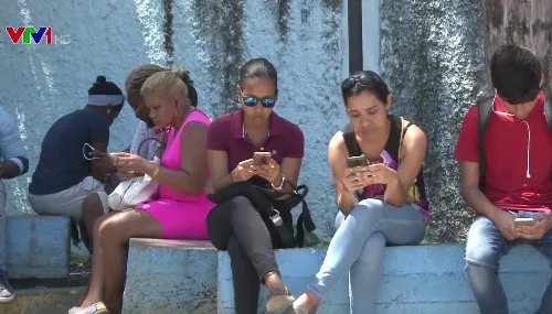 Người dân Cuba thích nghi với mạng Internet chậm nhưng đắt đỏ
