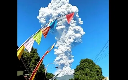 Indonesia gấp rút sơ tán người dân do núi lửa Merapi phun trào