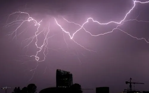 Cảnh báo giông lốc và sét đánh gây nguy hiểm trong mùa Hè
