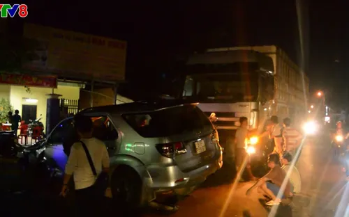 Quảng Ngãi: Tai nạn ô tô liên hoàn, 4 người bị thương