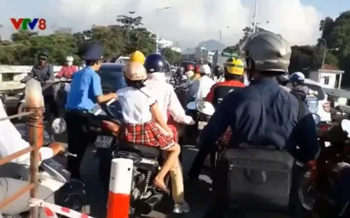 Phú Yên: Thi công đường gây ách tắc giao thông trên cầu Sông Chùa