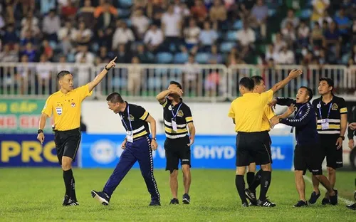 HLV Chu Đình Nghiêm và tiền vệ Phạm Thành Lương nhận án phạt từ Ban kỷ luật VFF