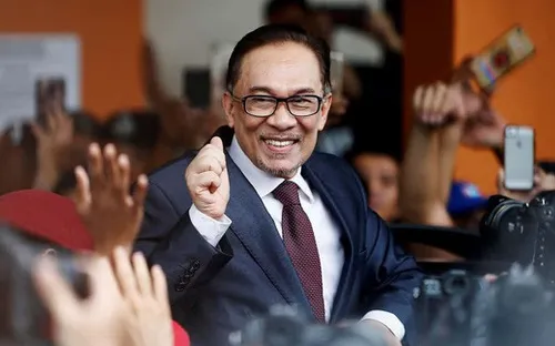 Chính trị gia Malaysia Anwar Ibrahim ra tù
