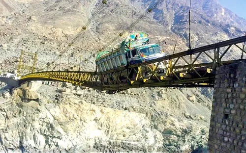 Du khách sẽ rùng mình khi đi trên những cây cầu này