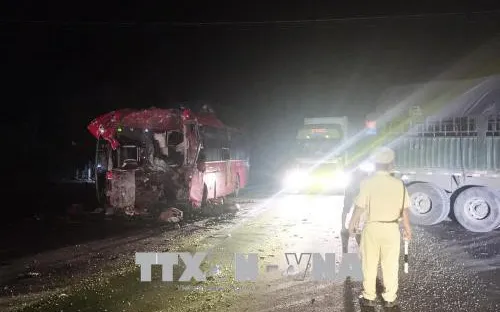 Ninh Thuận: Tai nạn giao thông nghiêm trọng trên quốc lộ 1A làm 12 người trọng thương