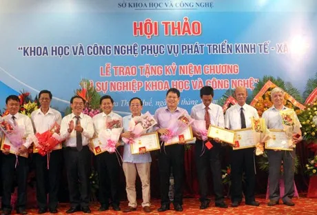 Ngày Khoa học và Công nghệ Việt Nam 18/5: Thừa Thiên Huế trao kỷ niệm chương cho 19 nhà khoa học