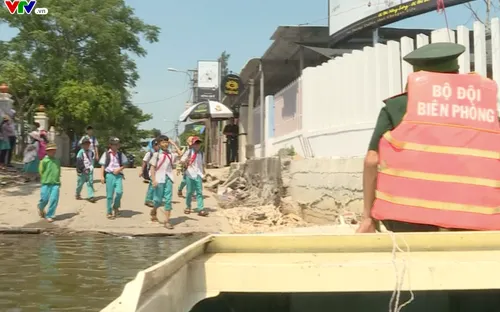 Đưa học sinh đến trường bằng cano biên phòng
