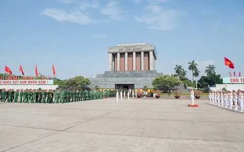 Kỷ niệm 128 năm Ngày sinh Chủ tịch Hồ Chí Minh: Lãnh đạo Đảng, Nhà nước vào Lăng viếng Bác