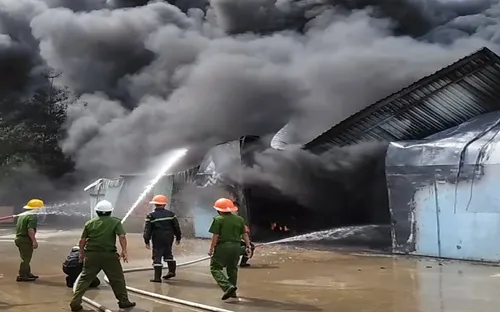 Cháy lớn tại Bình Định thiêu rụi nhiều dãy nhà xưởng