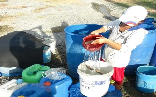 Người dân Bình Định mua nước trong mùa nắng