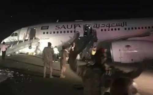 Máy bay Saudi Arabia hạ cánh khẩn cấp, hơn 50 người bị thương