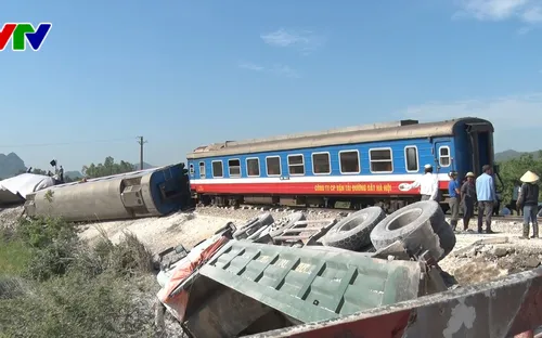 Thanh Hóa: Lật tàu chở khách sau khi đâm vào xe tải trong đêm, ít nhất 12 người thương vong