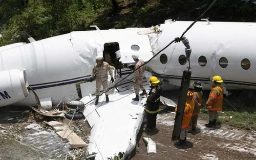 Hy hữu máy bay gãy làm đôi nhưng không ai thiệt mạng