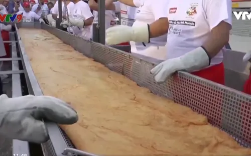 Italy lập kỷ lục bánh pizza Napoli chiên dài nhất thế giới